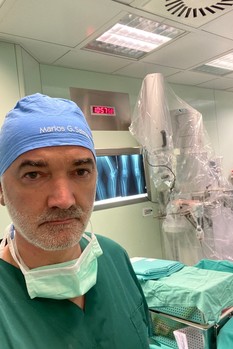Ο Μάριος Σαλμάς σε χειρουργείο ρομποτικής αρθροπλαστικής με το ρομποτικό σύστημα TSolution One